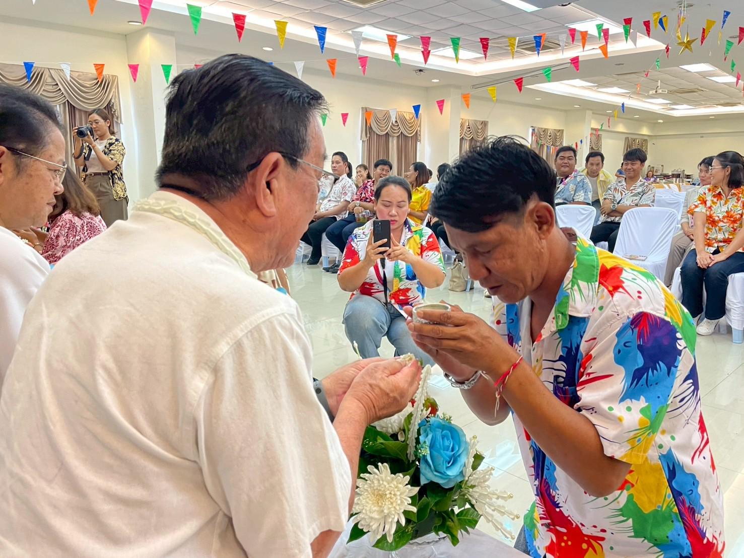 30. วันที่ 26 เมษายน 2568 สาขาการบริหารการศึกษา ได้จัดกิจกรรมรดน้ำดำหัวคณาจารย์ระดับบัณฑิตศึกษา ประจำสาขาการบริหารการศึกษา ณ ห้องประชุมครุร่มสัก 1 ชั้น 3 อาคารคณะครุศาสตร์